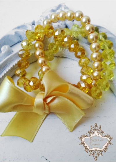Блестящ и красив комплект гривни от Сваровски кристали и стъклени перли в цвят жълто