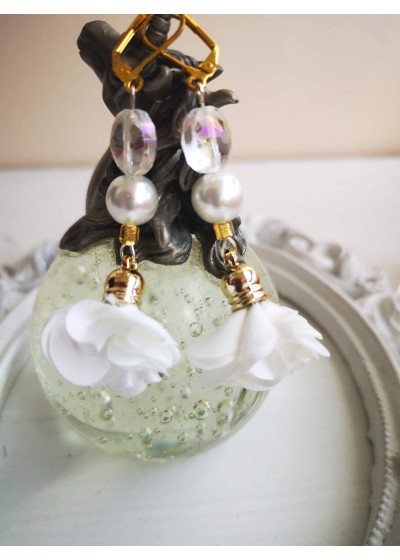 Сватбени обици с цветя, Сваровски кристали и перли в бяло White Lilly