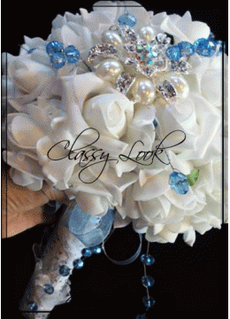 Сватбен букет бяло и светло синьо от изкуствени цветя и брошка Bleu Marine et blanc 28 рози